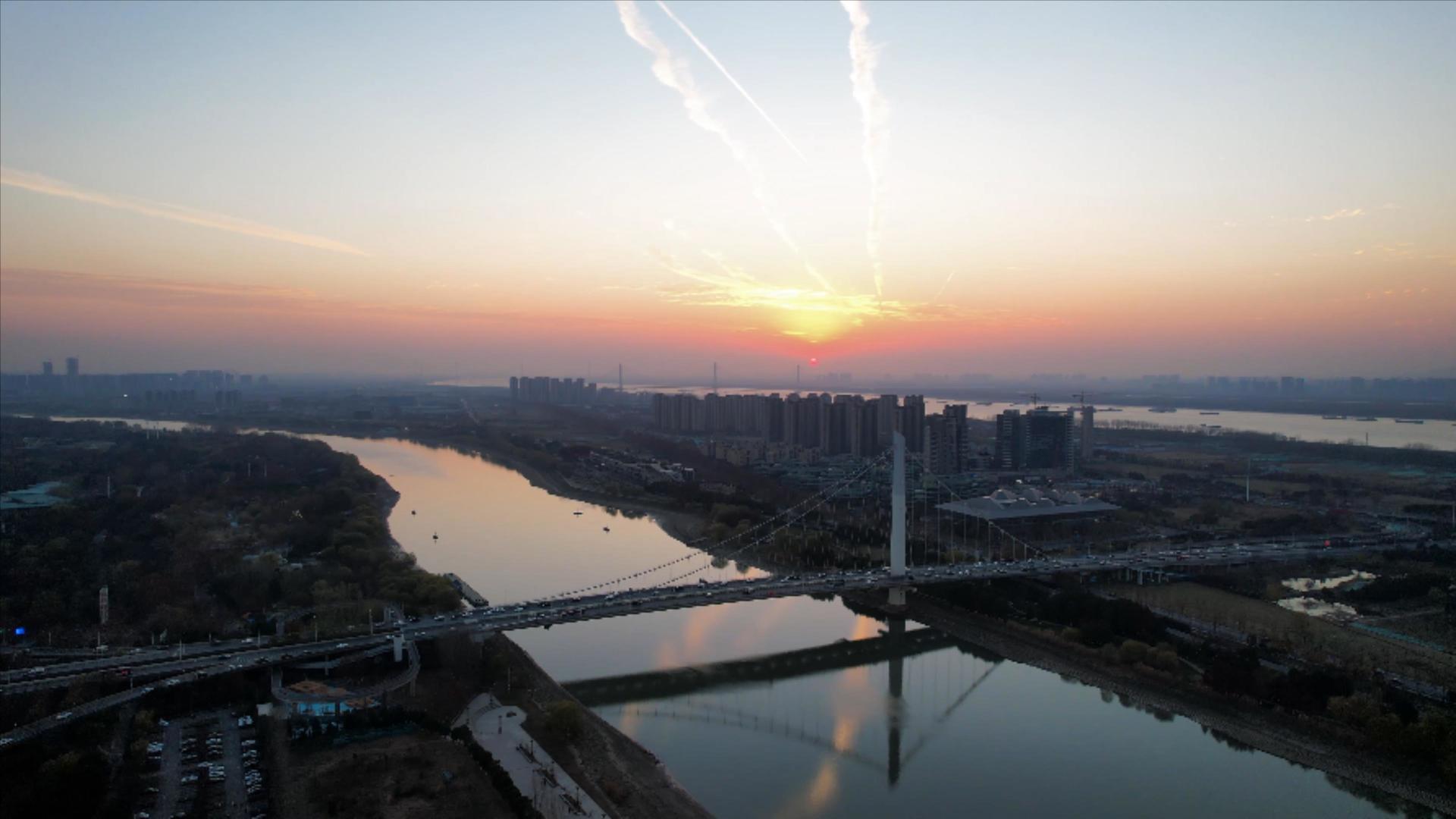 4K航拍夕阳下的南京扬子江夹江大桥车流视频的预览图