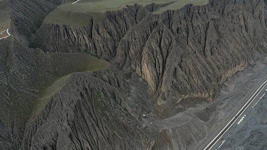 新疆天山大峡谷风光航拍视频的预览图