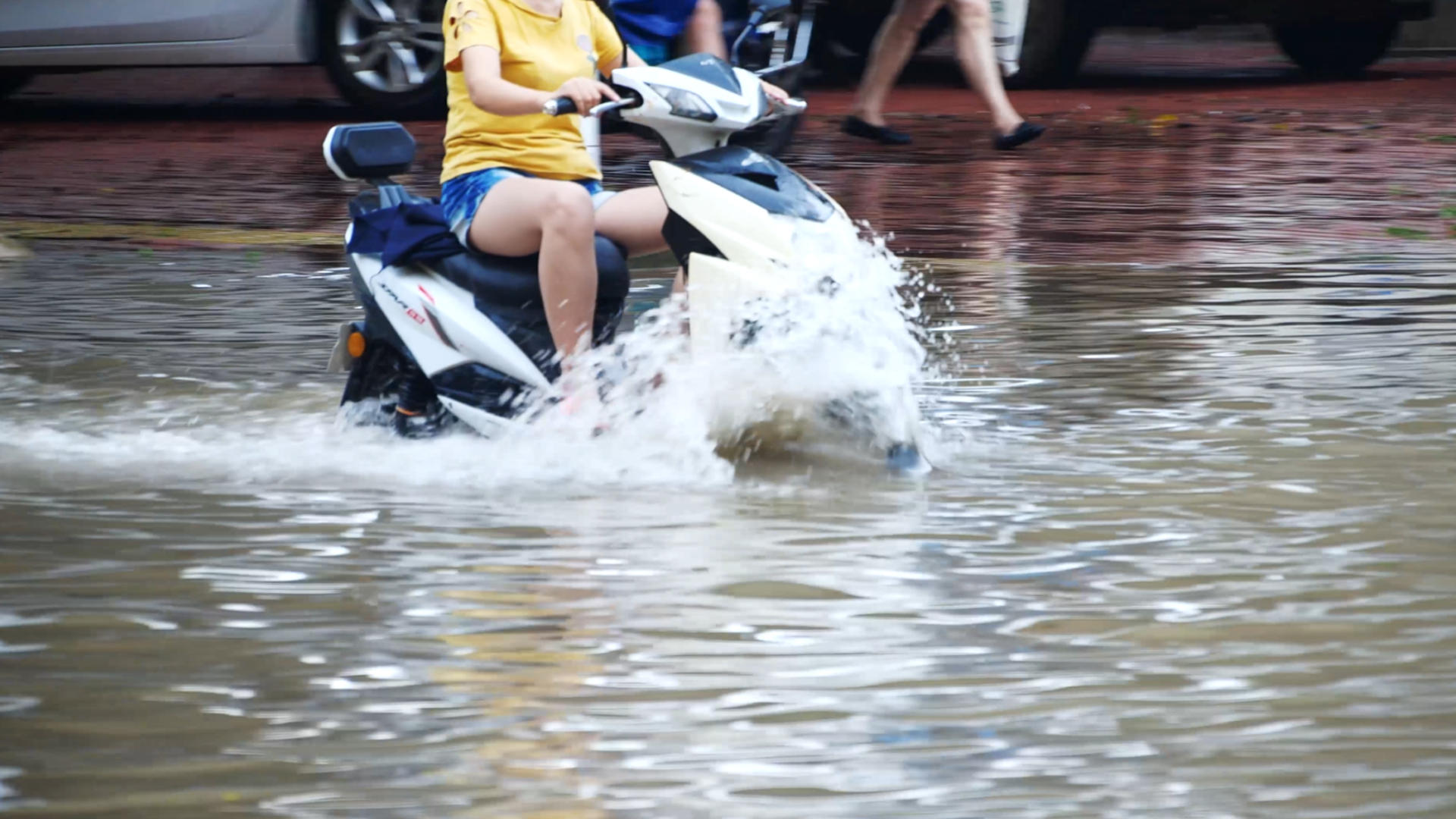 4K洪涝灾害暴雨积水恶劣天气蹚水积水中行车视频的预览图