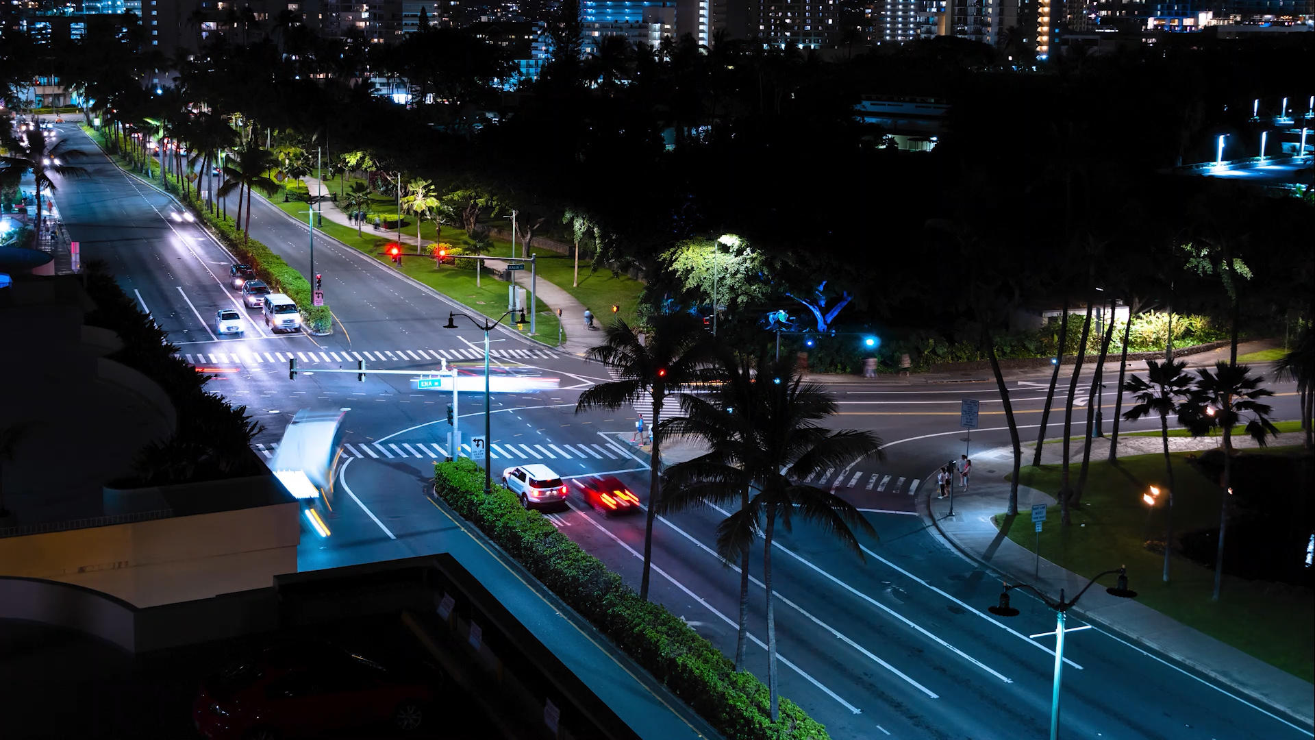 夏威夷檀香山市中心午夜人流车流延时摄影视频的预览图