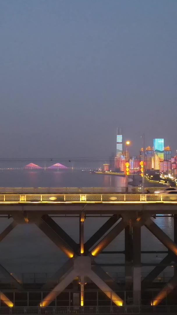 航拍城市地标武汉长江大桥夜景灯光秀素材视频的预览图