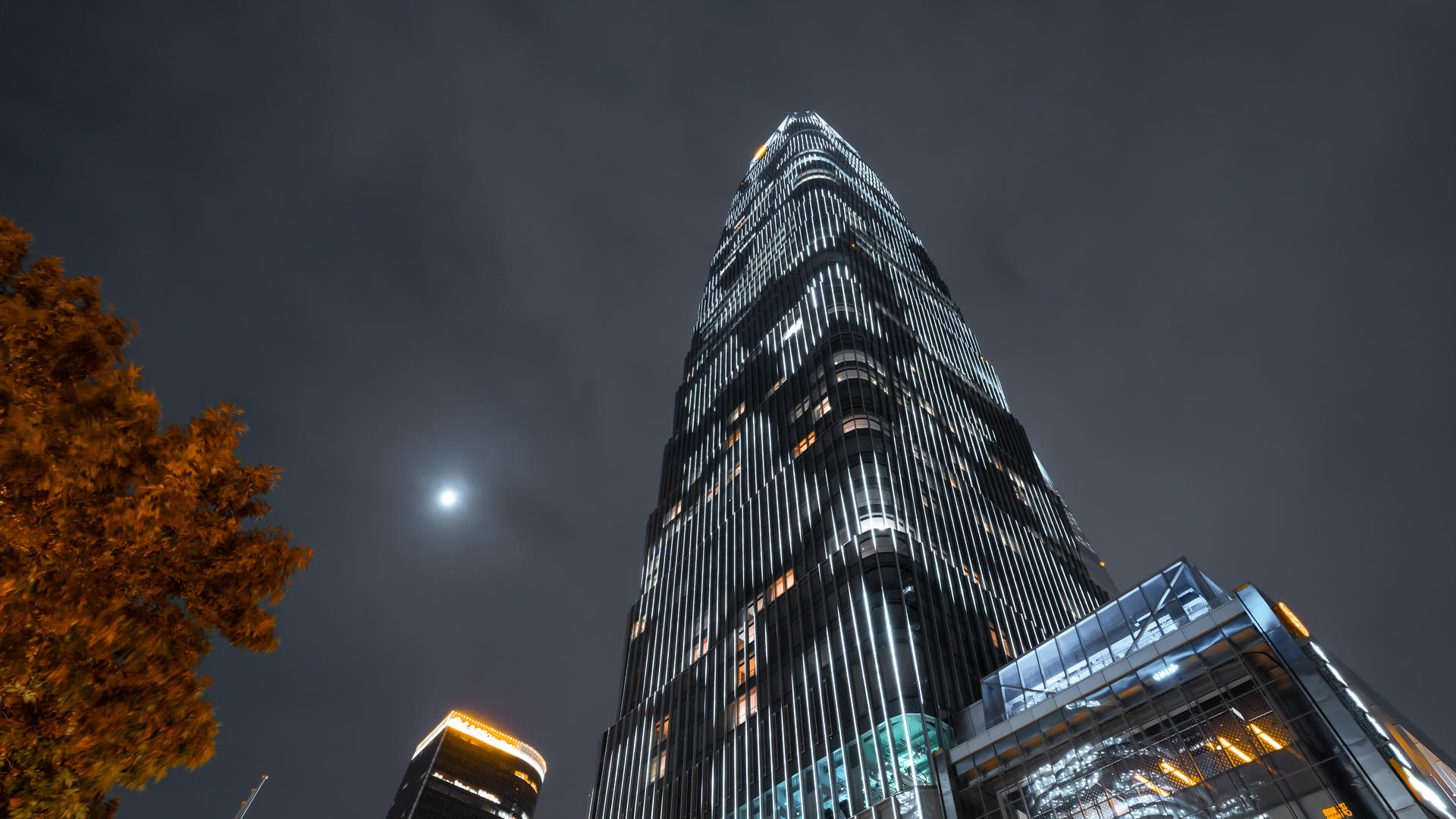 8K移动延时北京CBD国贸大厦商务写字楼云层移动月光灯光秀视频的预览图