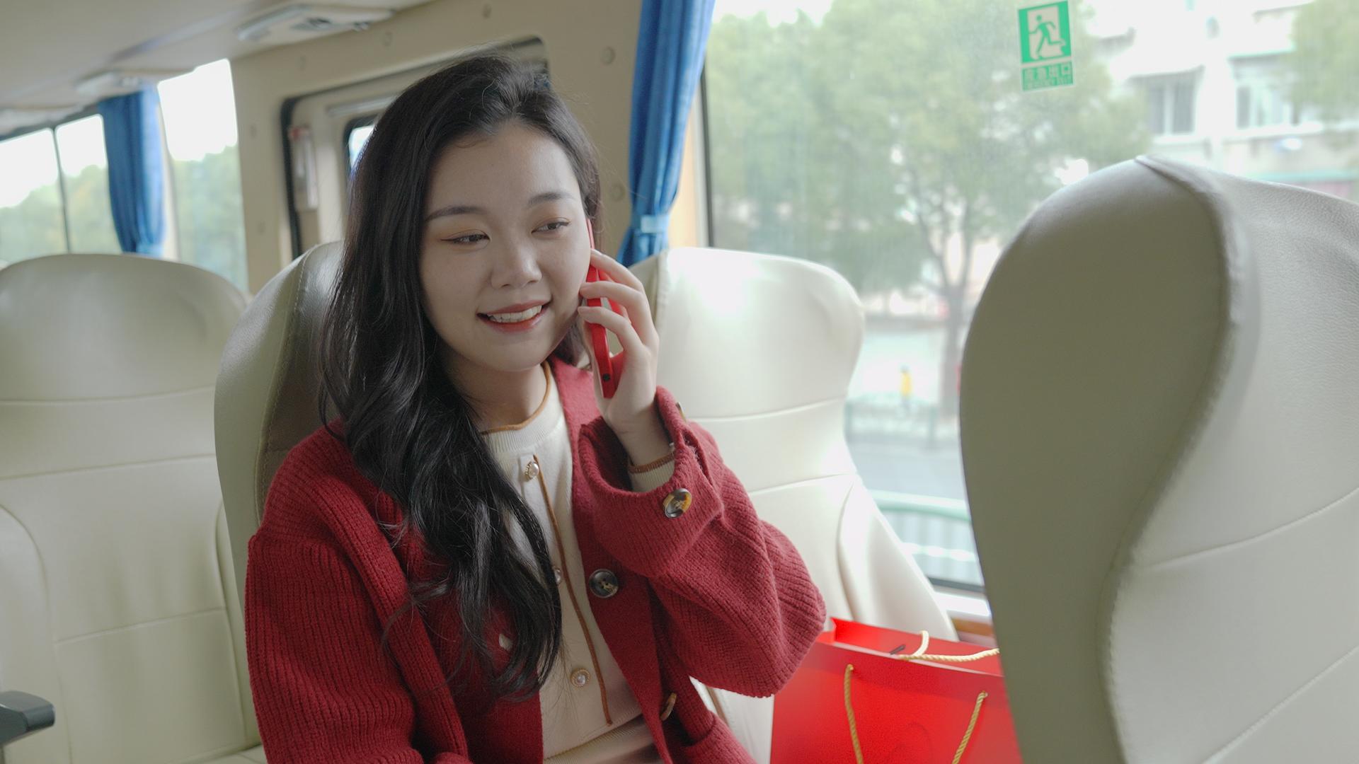 春运高峰坐公交车打电话的女孩视频的预览图