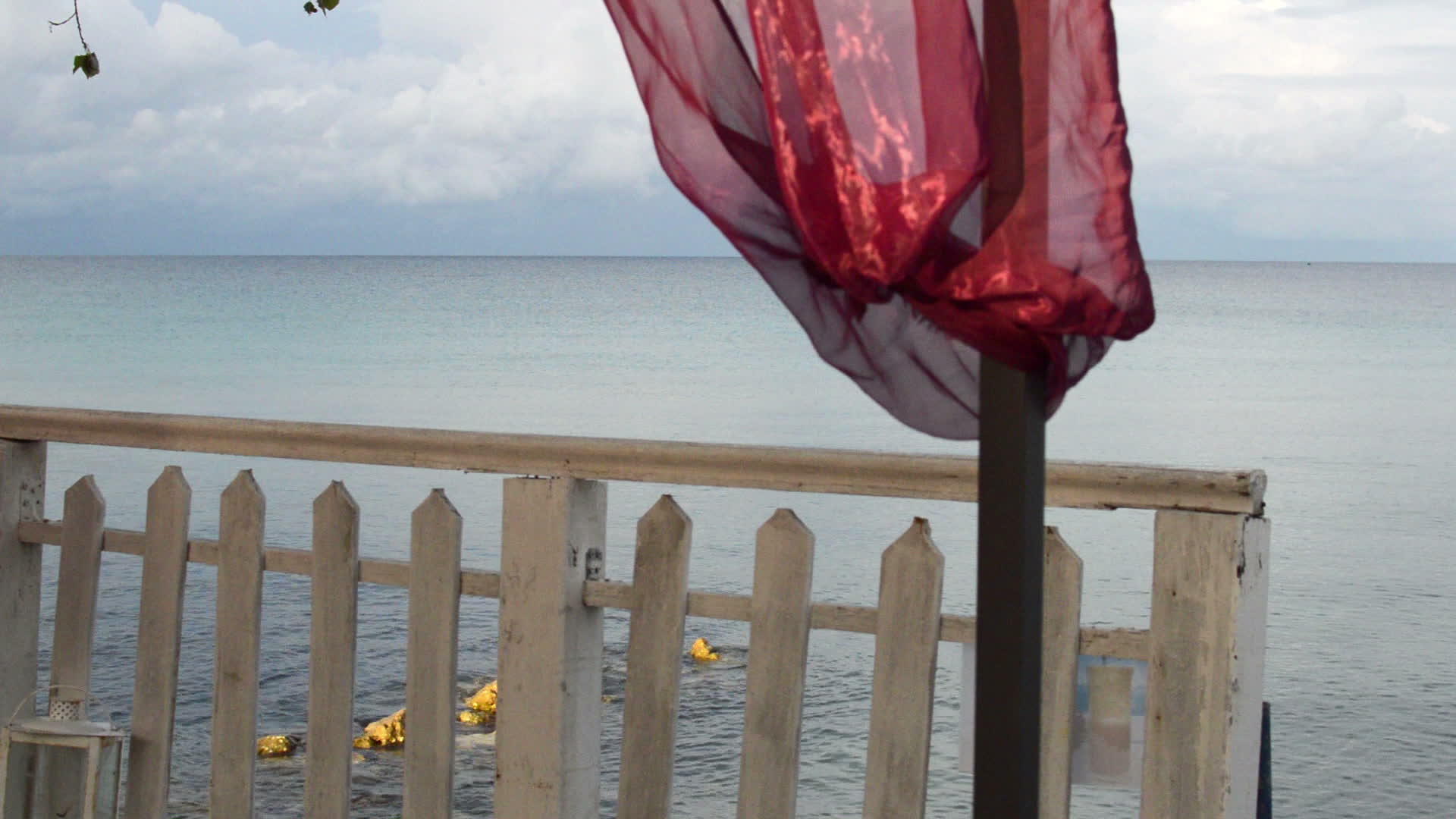 海边风景栅栏空镜视频的预览图