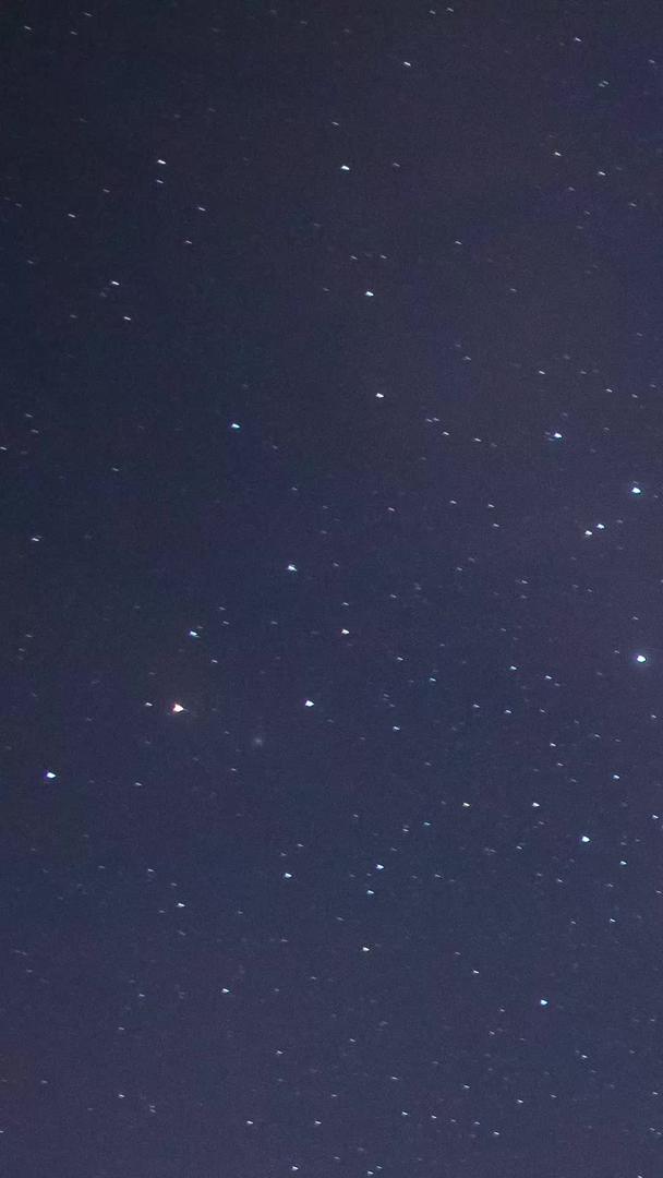 延迟拍摄夜晚天空中的星空和银河视频的预览图