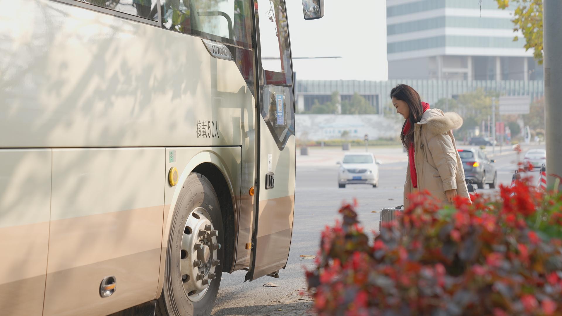 准备乘公共汽车旅行的妇女视频的预览图