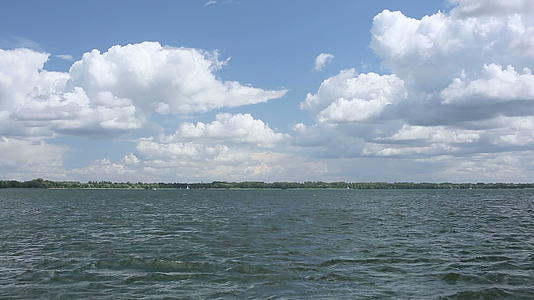 在湖上航行帆船视频的预览图