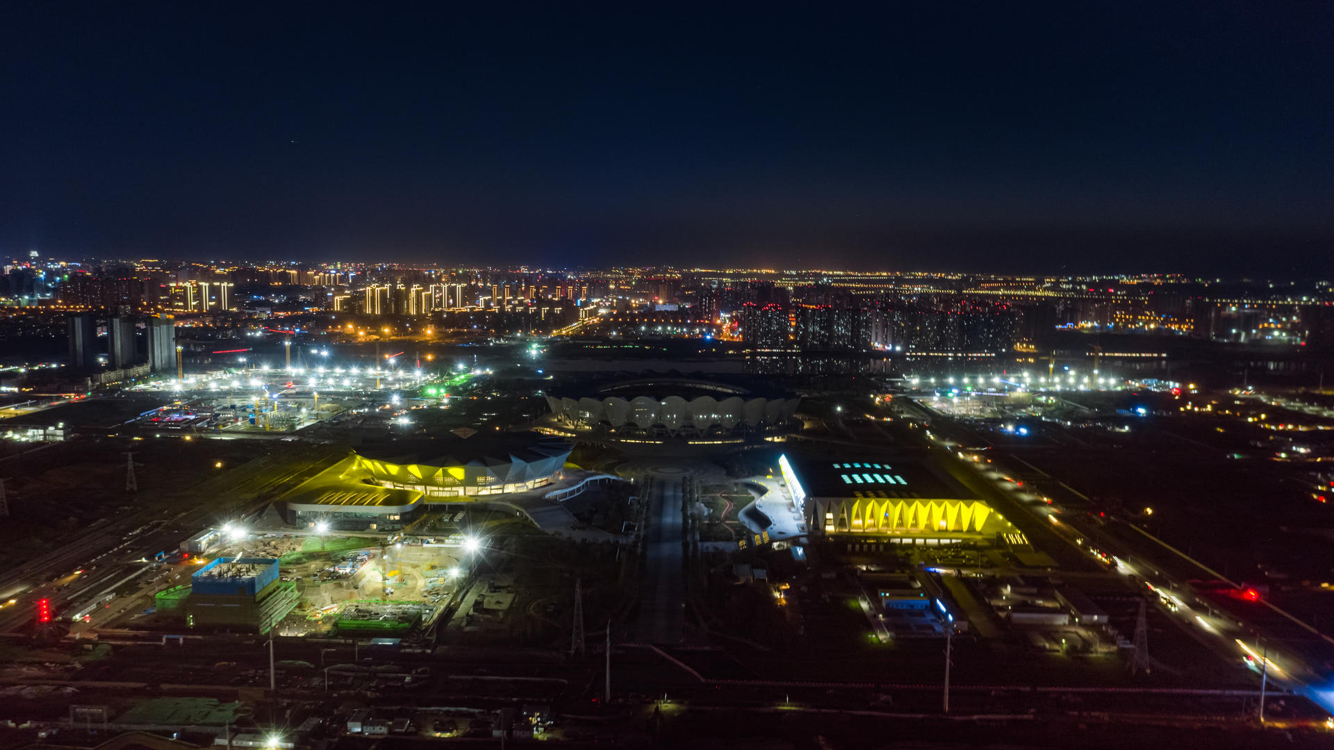 西安奥体中心建设施工夜景航拍5K延时视频的预览图