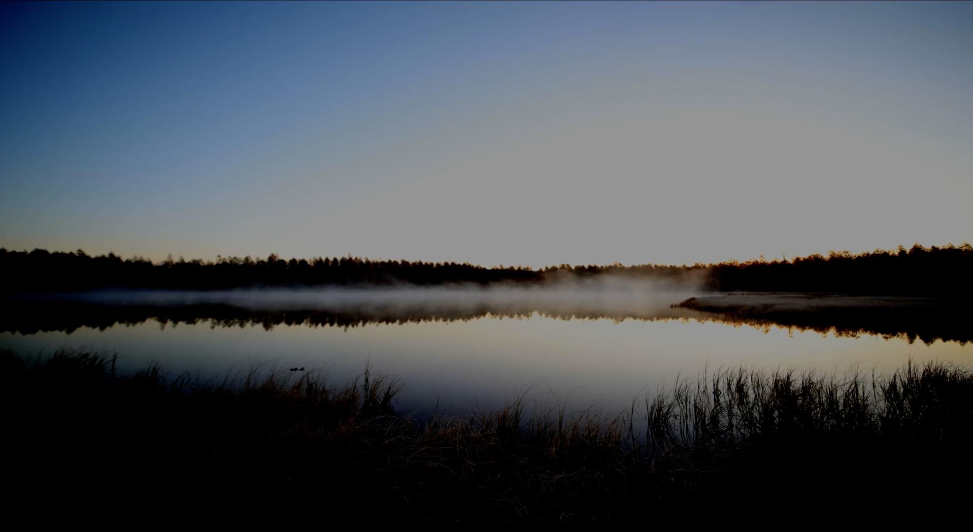 4K延时湖面上的云雾视频的预览图