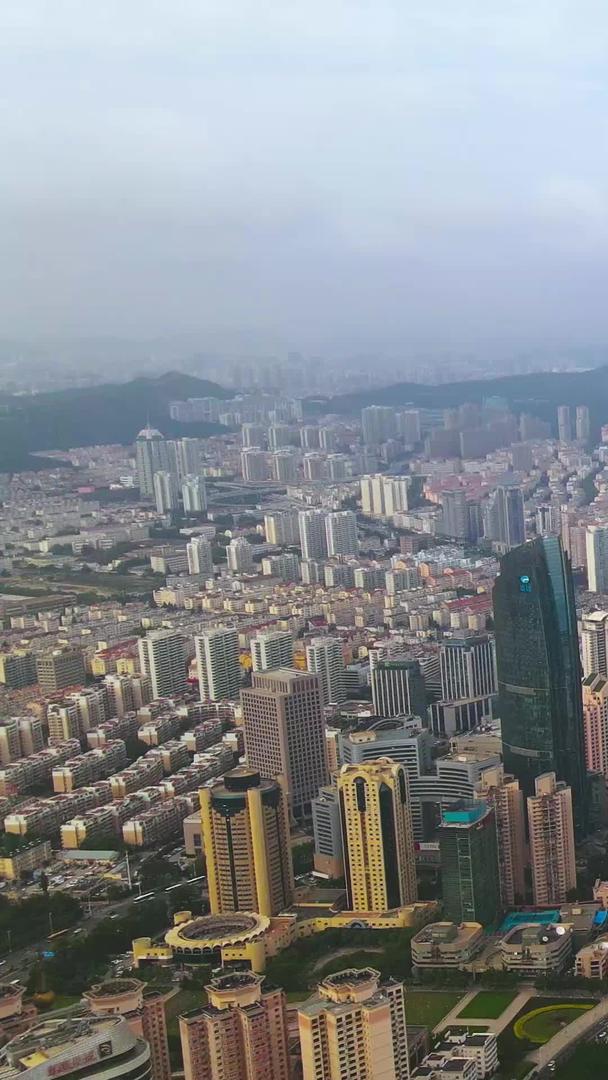 海边城市高空航拍视频的预览图