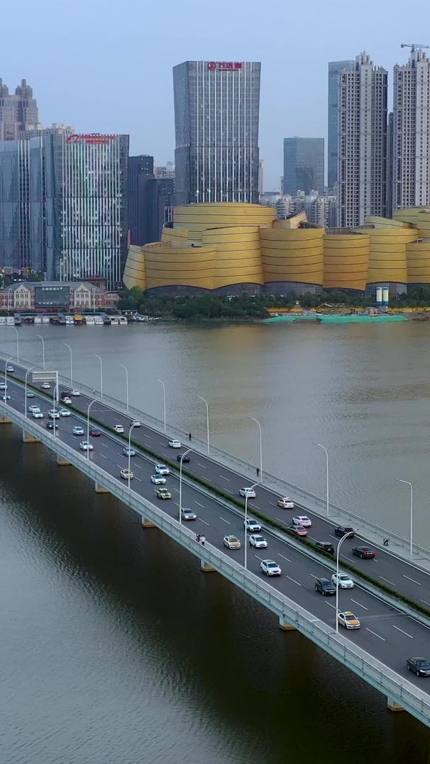 武汉万达电影公园航拍沙湖桥交通视频的预览图