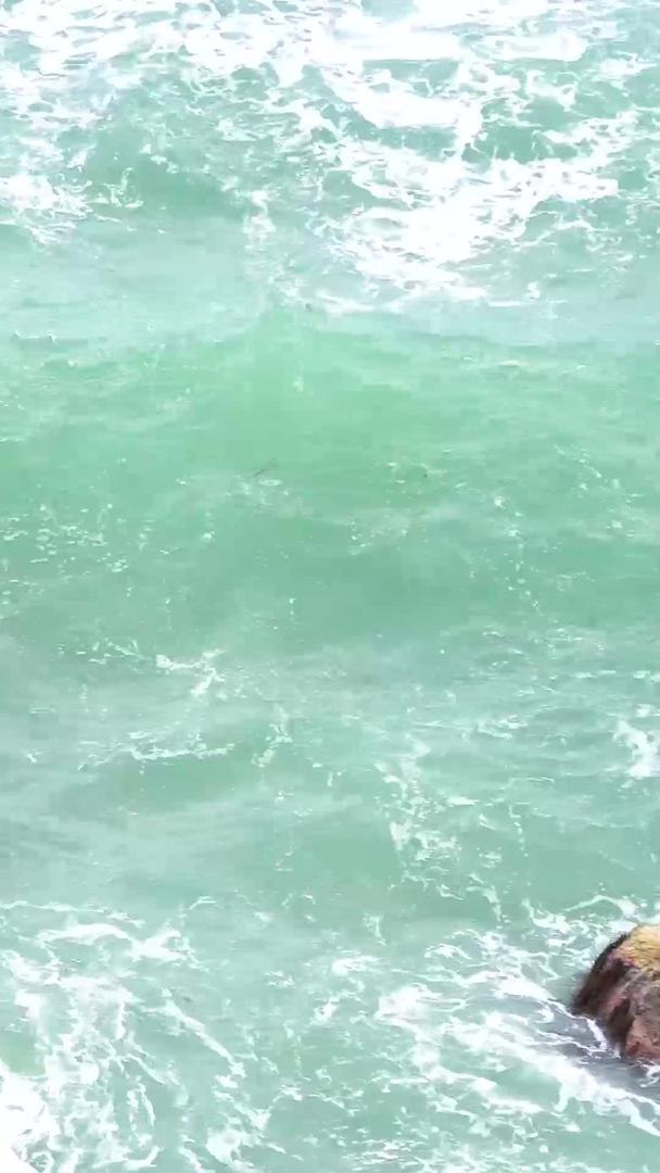 海浪在礁石上拍打合集视频的预览图