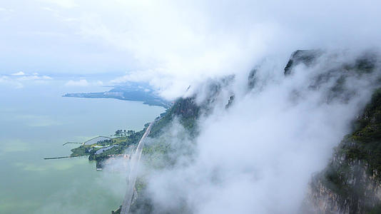 云南西山滇池云雾缭绕大自然4K航拍视频的预览图