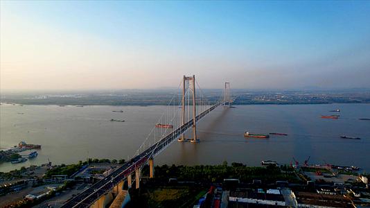 4K航拍南京第四长江大桥栖霞山过江大桥视频的预览图