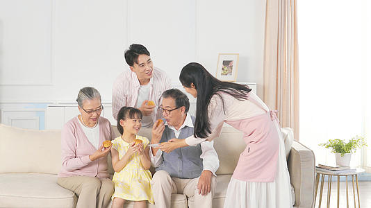 4k中秋节节日一家人一起吃月饼视频的预览图