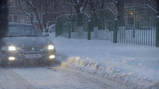 大雪天气行驶在厚厚的积雪马路上视频的预览图