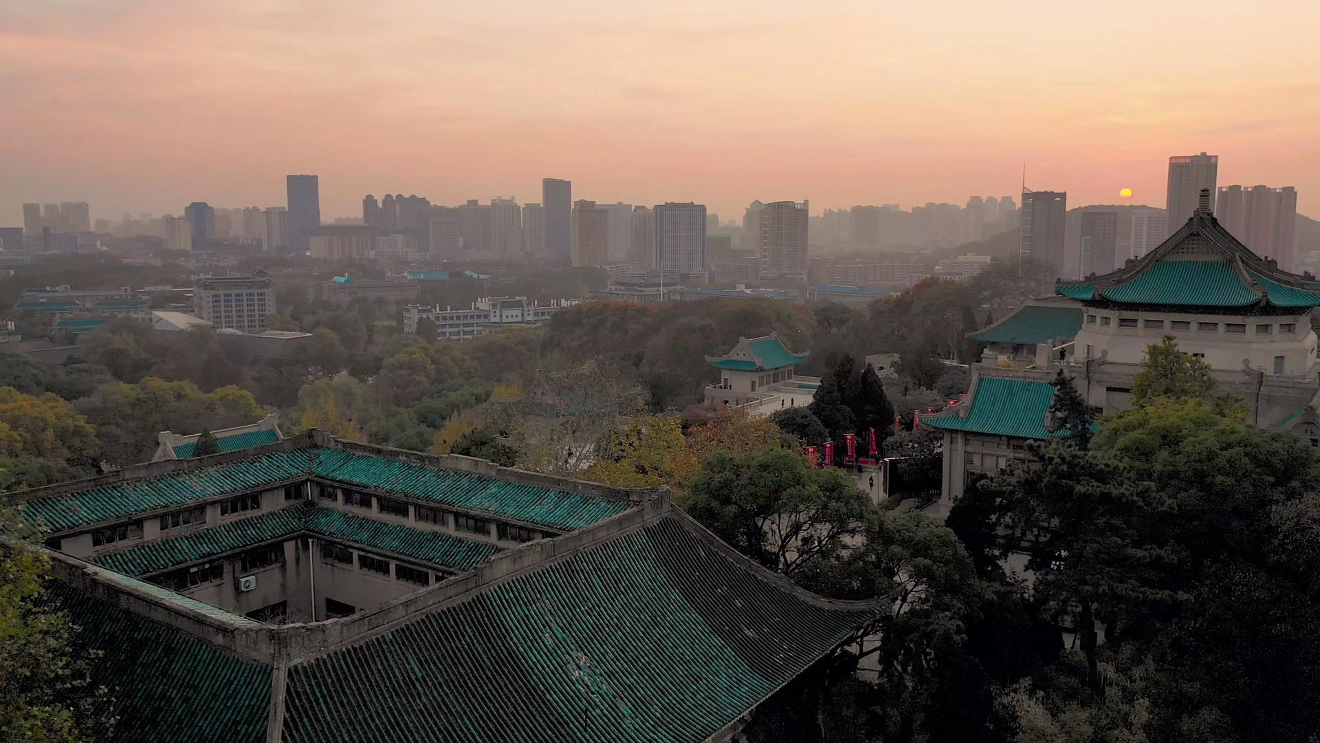 航拍夕阳下的武汉大学樱顶老斋舍风光视频的预览图