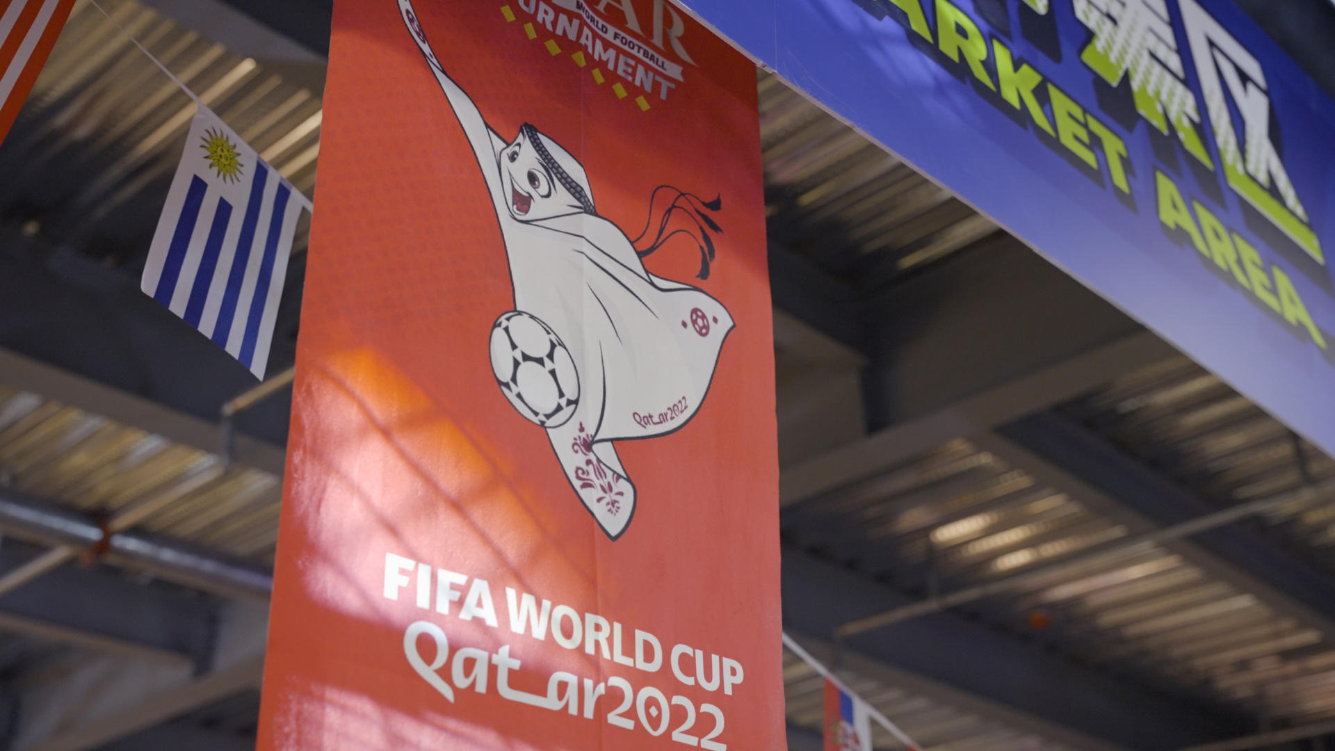 4K卡塔尔足球世界杯旗帜布置视频的预览图