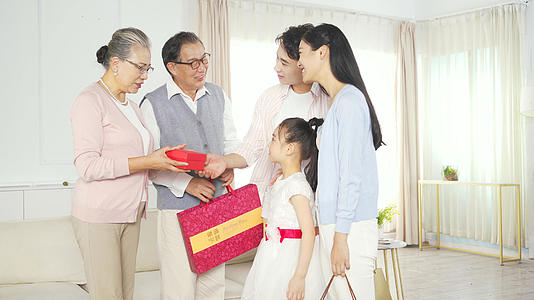 4k中秋节团圆年轻夫妇带孩子给长辈父母送礼视频的预览图
