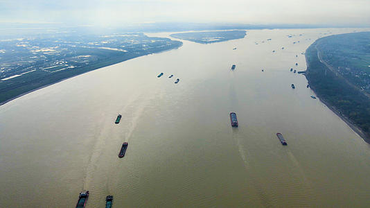 4K航拍轮船物流万里长江奔流不息视频的预览图