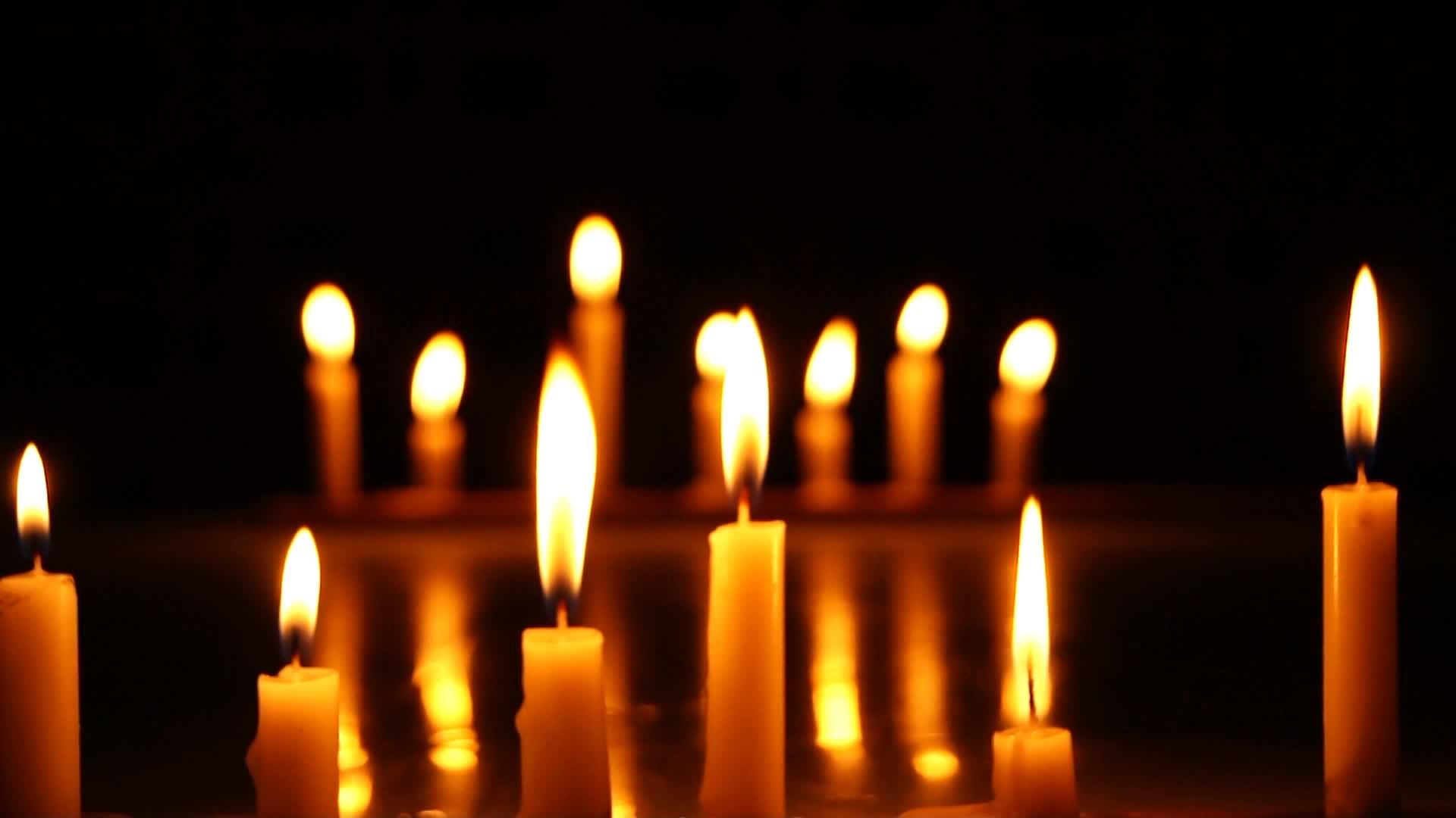 一桌子蜡烛视频的预览图