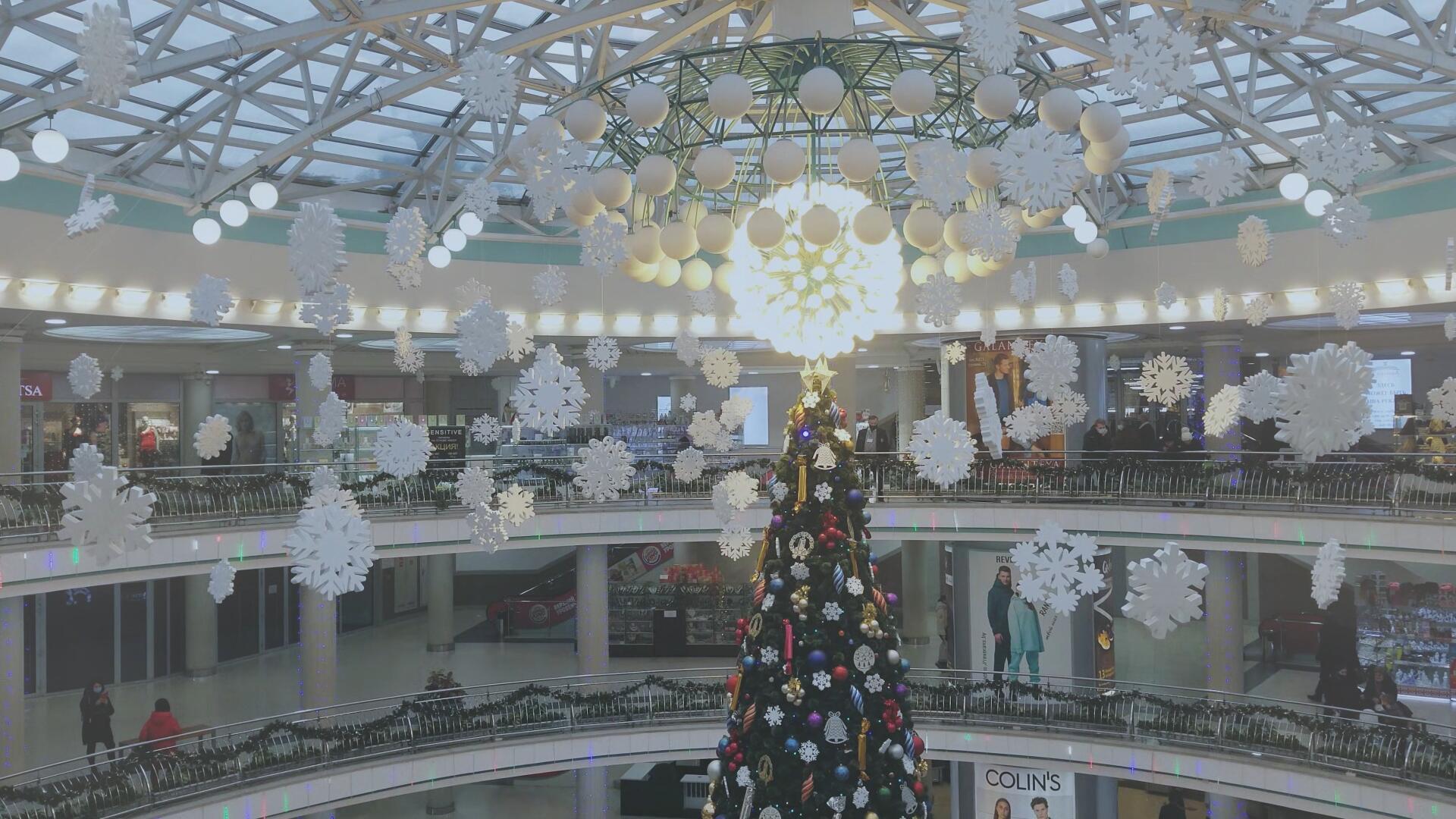 圣诞节临近商场圣诞树闪烁着霓虹灯视频的预览图