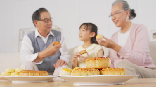 4k中秋节爷爷奶奶和孩子一起吃月饼视频的预览图