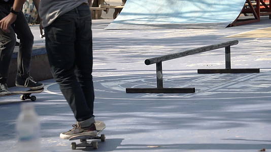 男人在混凝土地板上玩滑板视频的预览图
