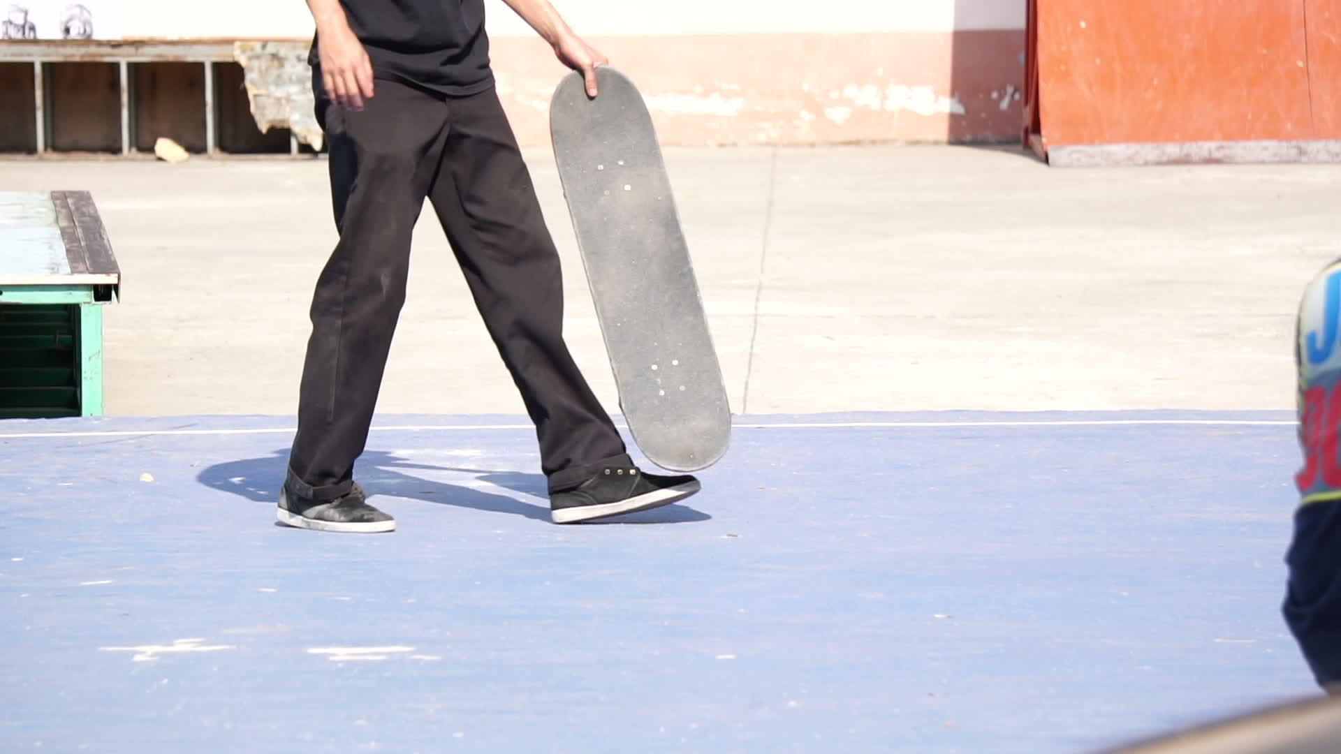 一个男人在混凝土地板上玩滑板把戏视频的预览图