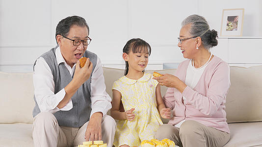 4k中秋节爷爷奶奶和孙女在家吃月饼视频的预览图