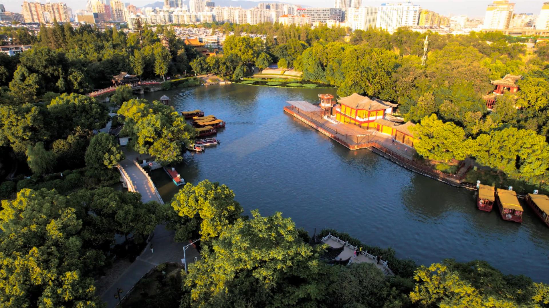 4K航拍春游景区南京秦淮风光带白鹭洲公园视频的预览图
