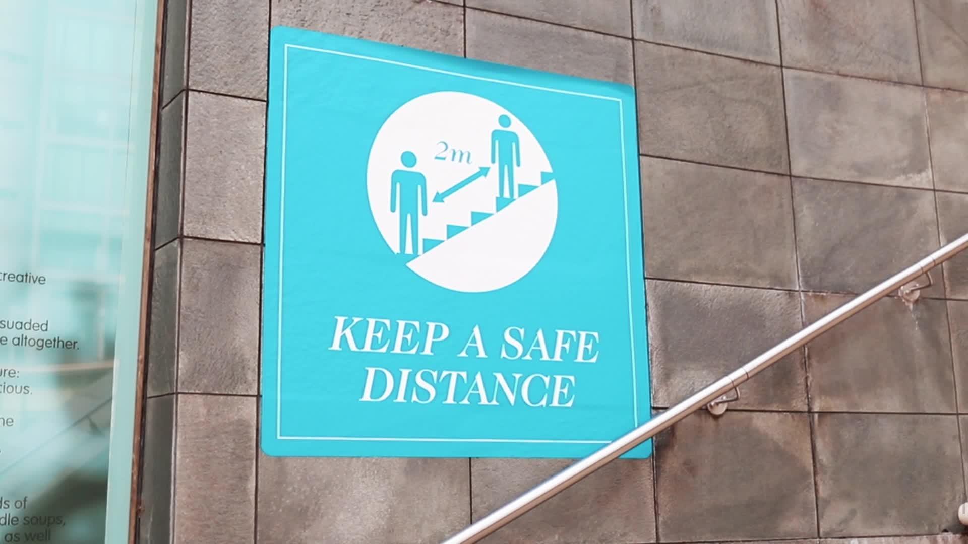 楼梯旁边的蓝色安全距离标志视频的预览图