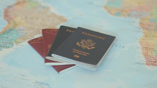 苏维登护照挂在一张五颜六色的世界地图上视频的预览图