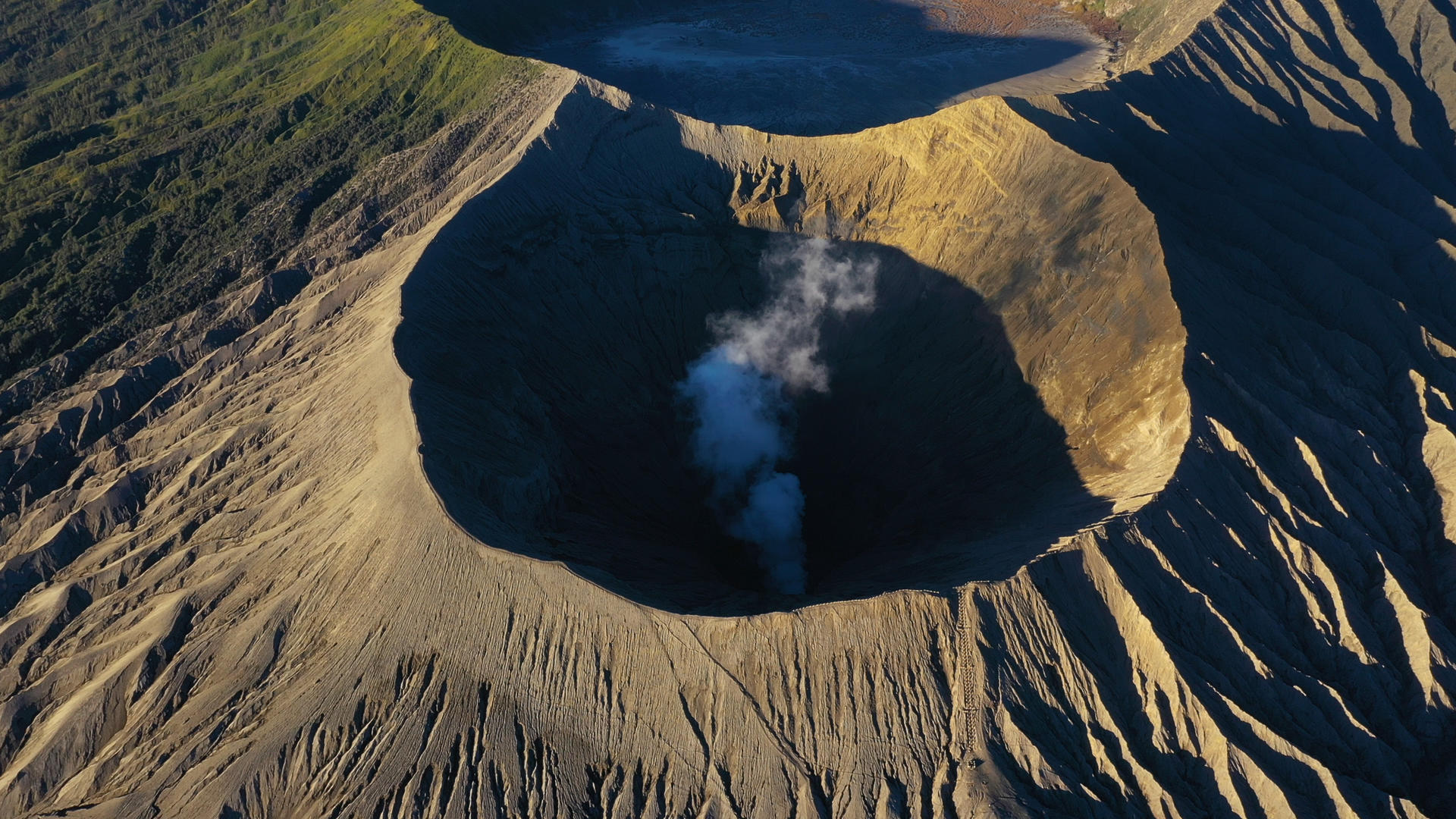 布罗莫火山爆发前夕4k航拍视频视频的预览图