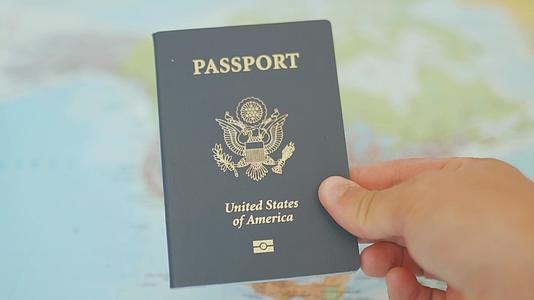 持有美国护照视频的预览图