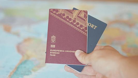 持有瑞典和美国护照视频的预览图