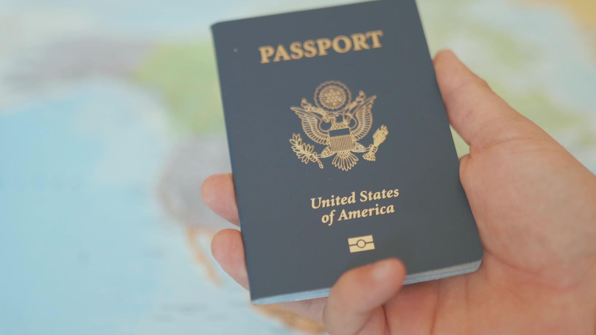 拿着美国护照的背后是北美地图视频的预览图