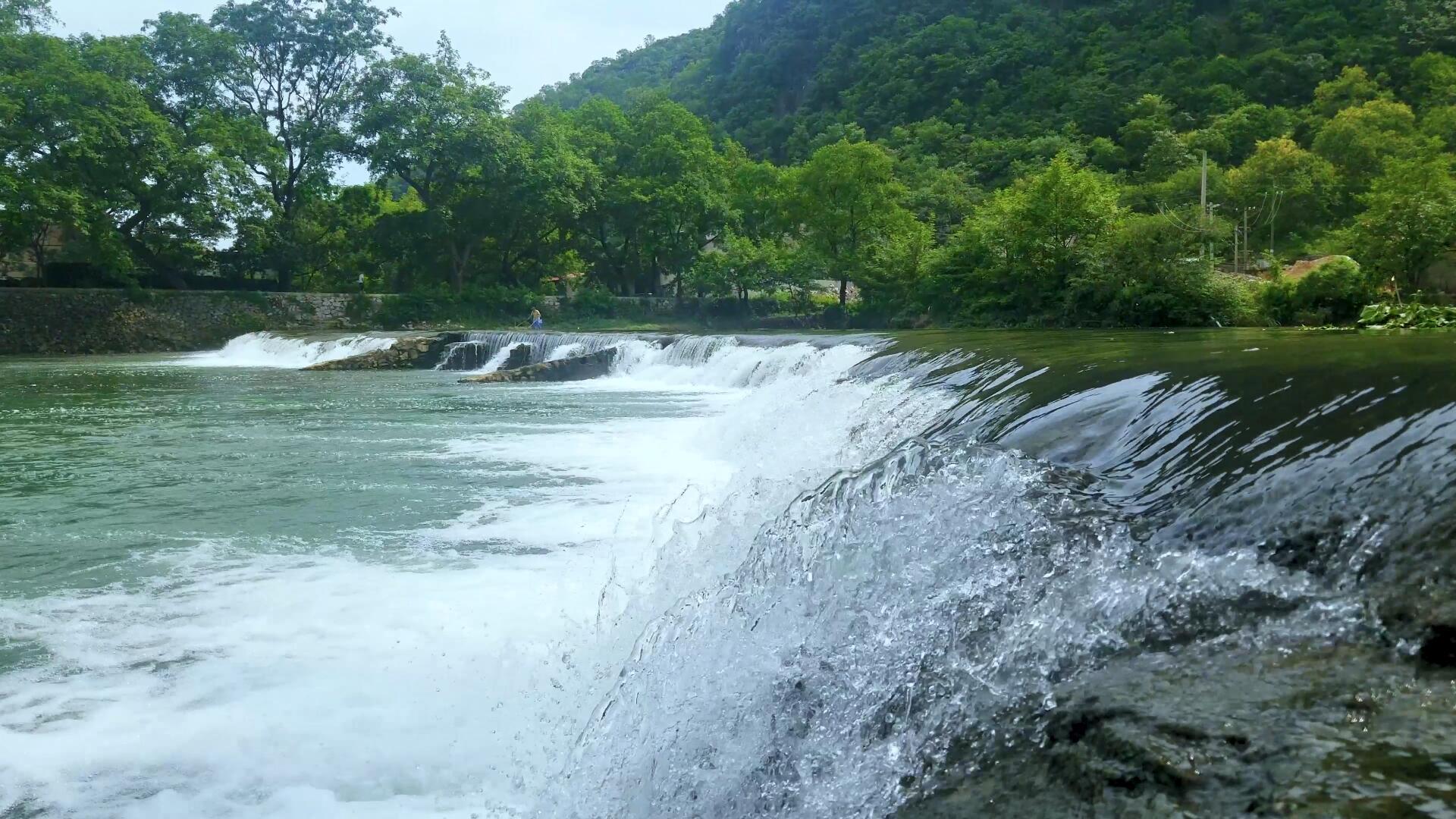 大山深处溪流瀑布视频的预览图