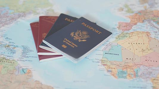 瑞典和美国护照在一张丰富多彩的世界地图上视频的预览图