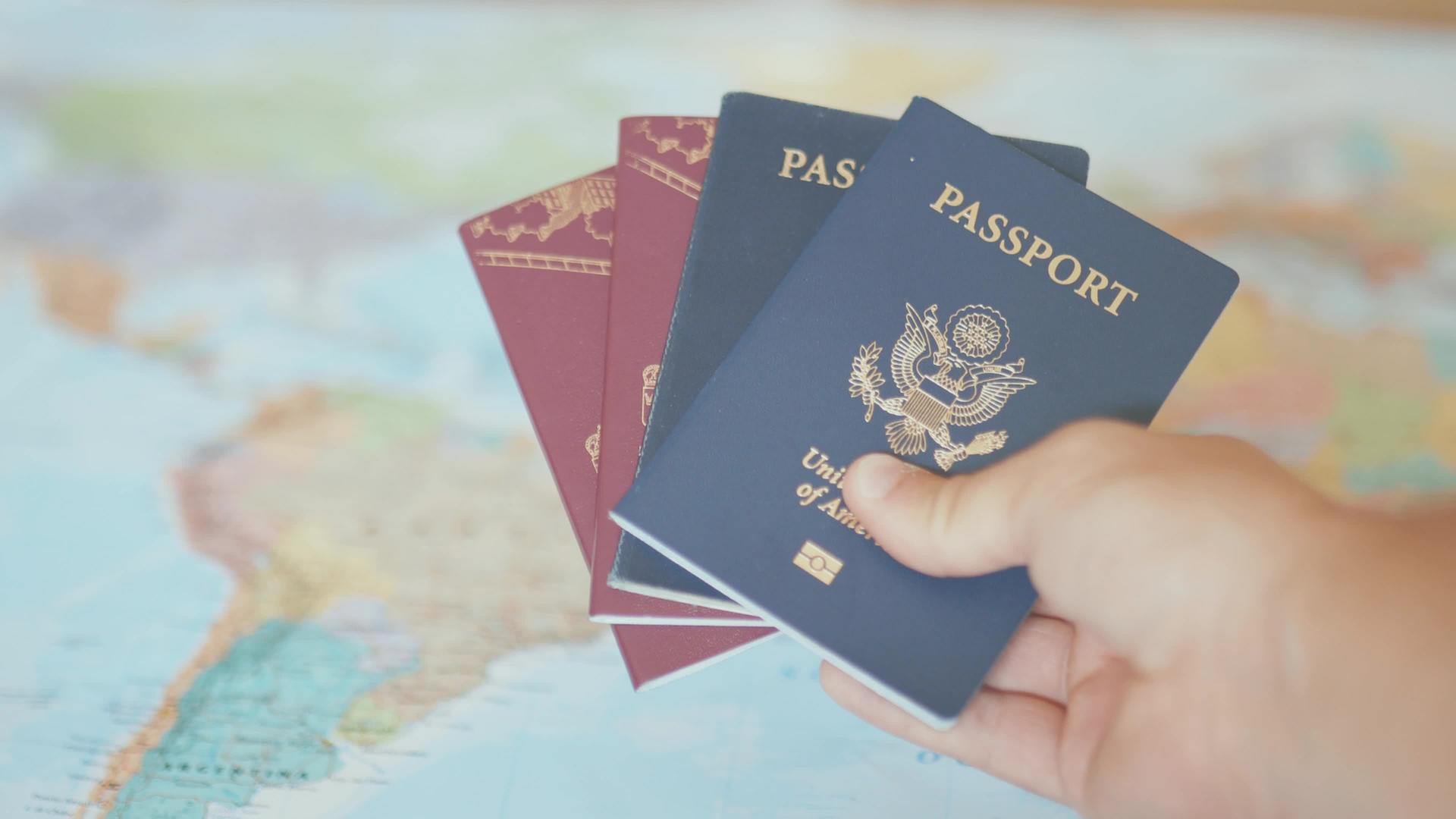手持人持有美国和瑞典护照的世界地图视频的预览图