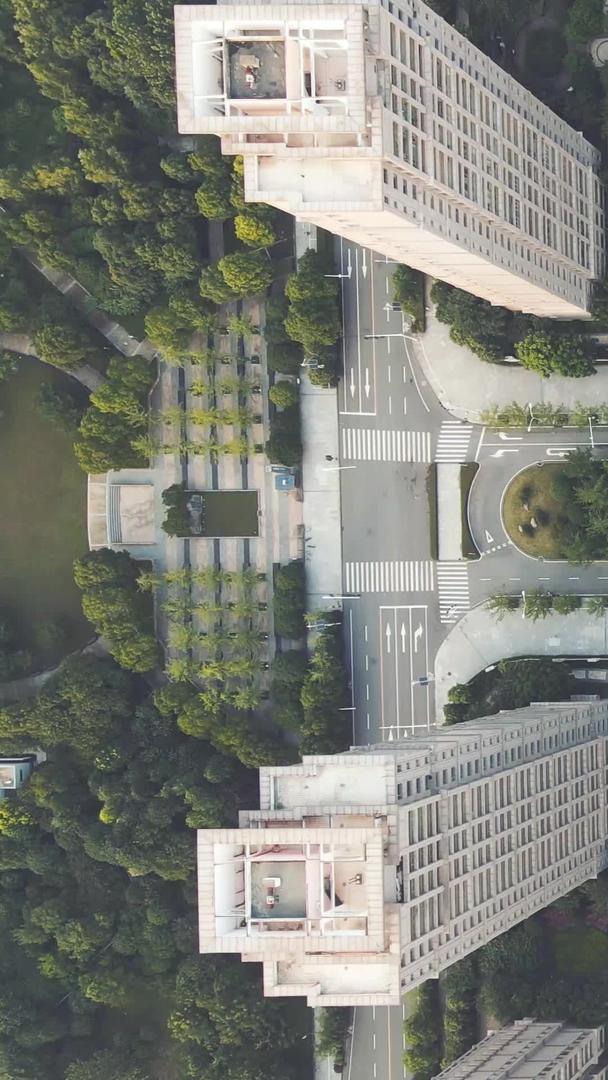 航拍俯视镜头城市高楼大厦穿梭俯瞰交通道路交通流量材料视频的预览图