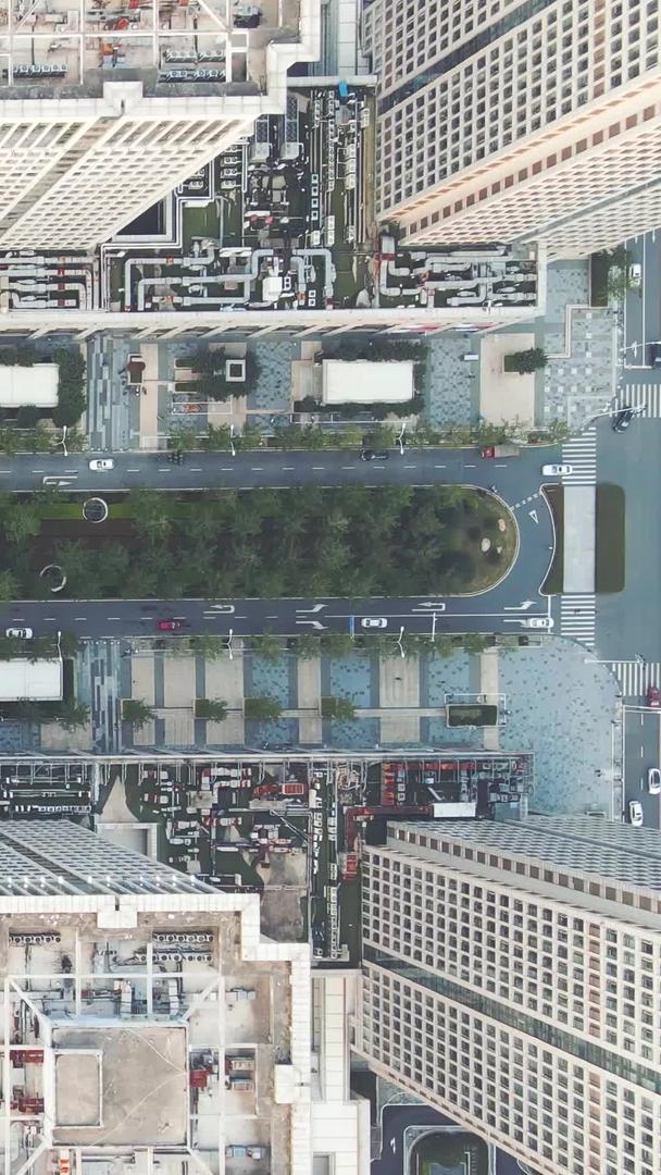 航拍俯视镜头城市高楼大厦穿梭俯瞰交通道路交通流量材料视频的预览图