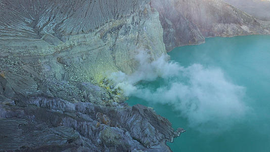 印尼IJen火山日出航拍视频视频的预览图
