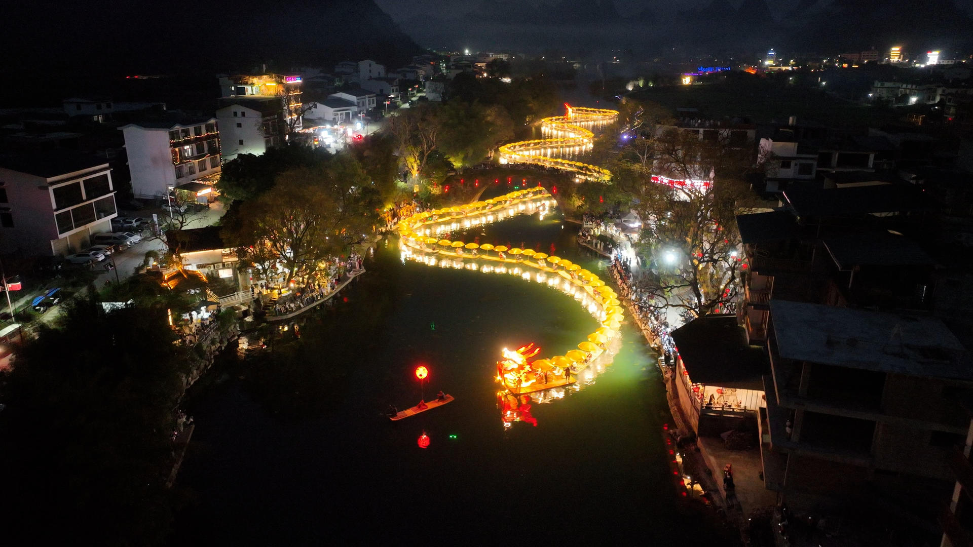 广西旅游桂林阳朔龙河金龙巡游烟火表演4k素材视频的预览图