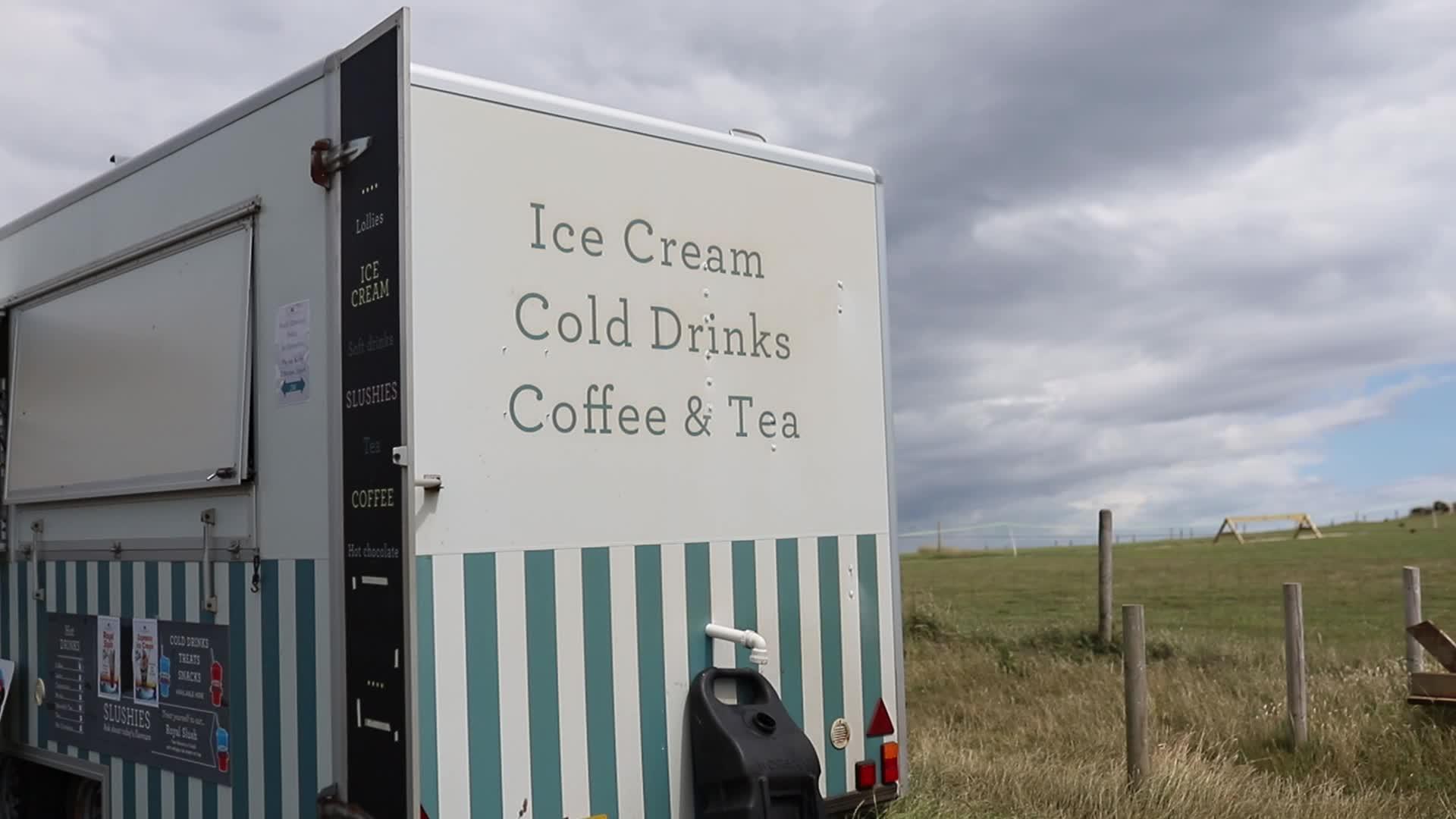 经营冰淇淋、冷饮、茶叶生意的汽车视频的预览图