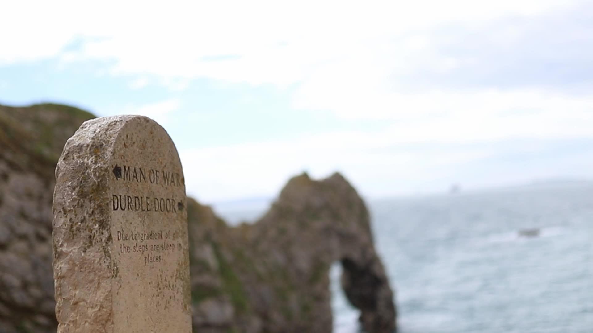 纪念石以海岸为背景视频的预览图