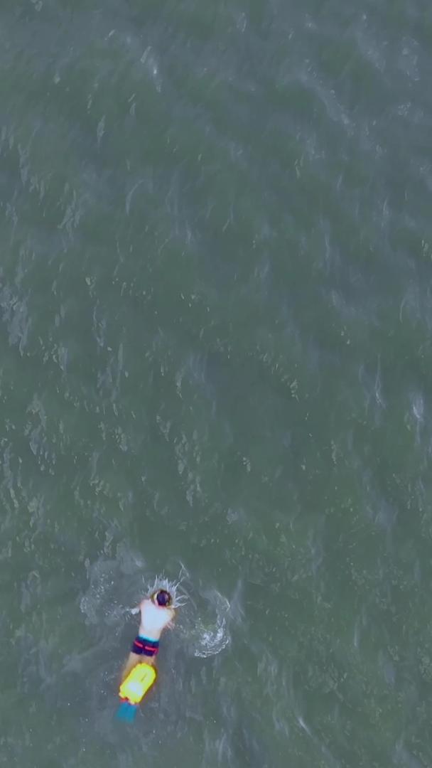 夏季航拍在河里游泳的人素材视频的预览图