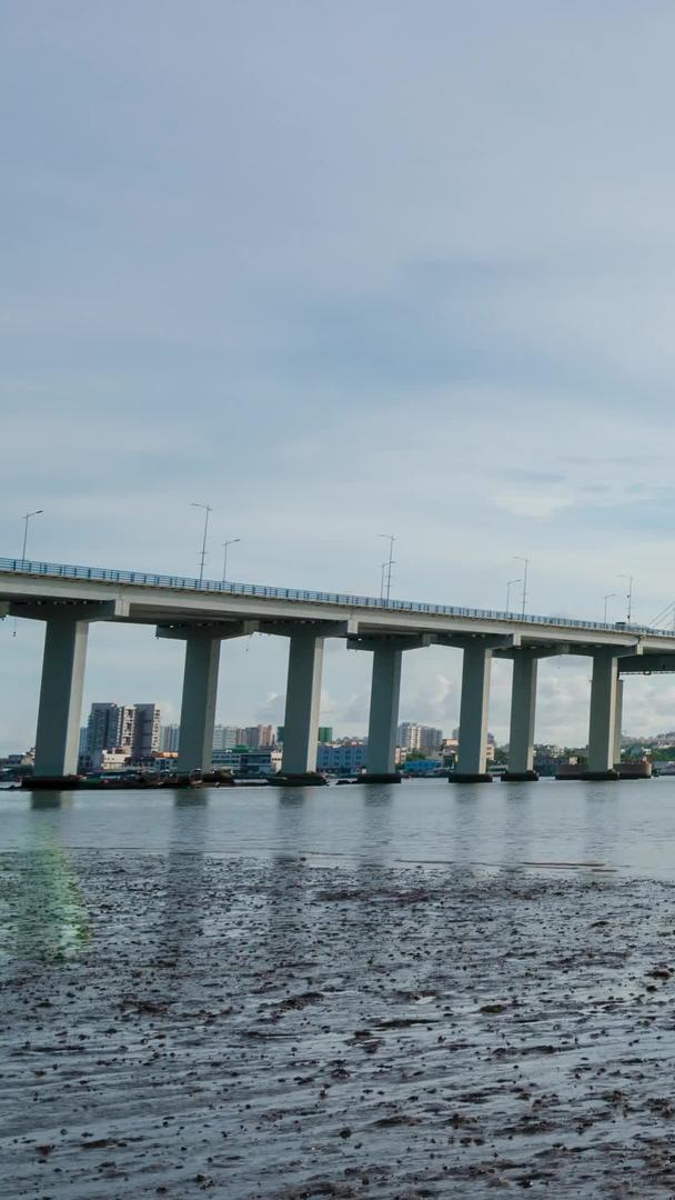 清澜大桥海南省文昌市停泊渔船沙滩蟹视频的预览图