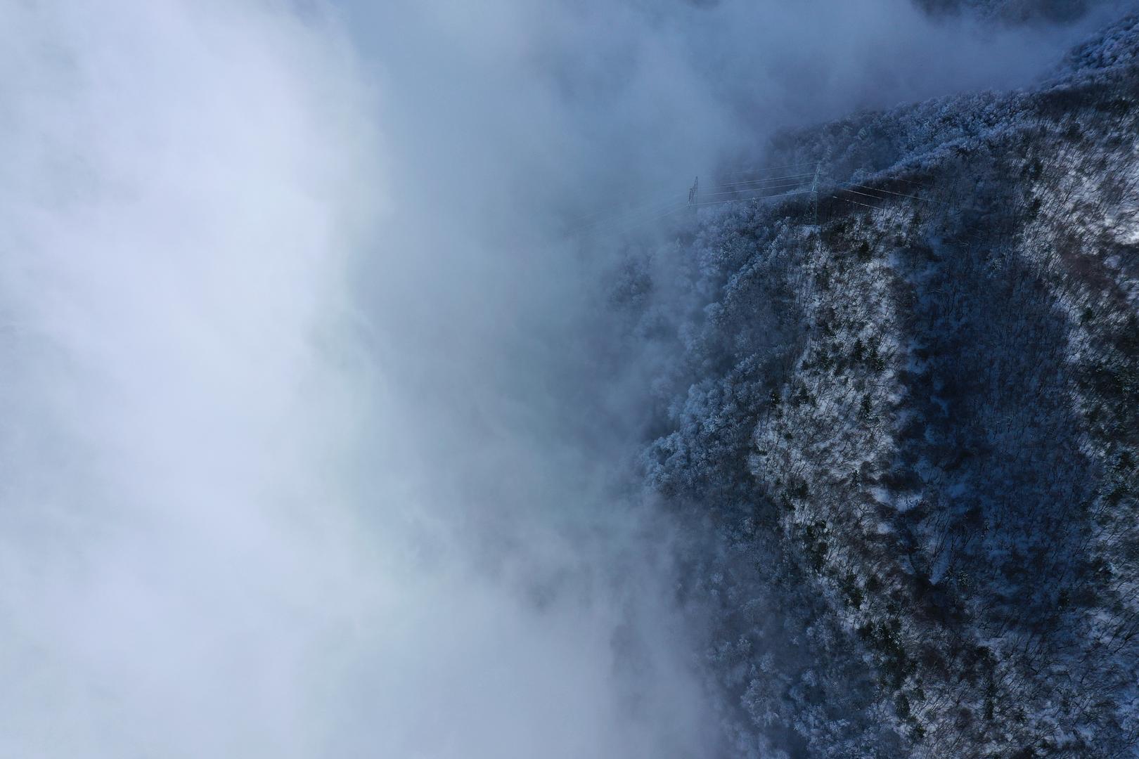 云海下的高压铁塔视频的预览图