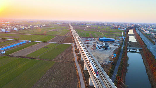 4K航拍中国铁路高铁列车动车夕阳风光视频的预览图
